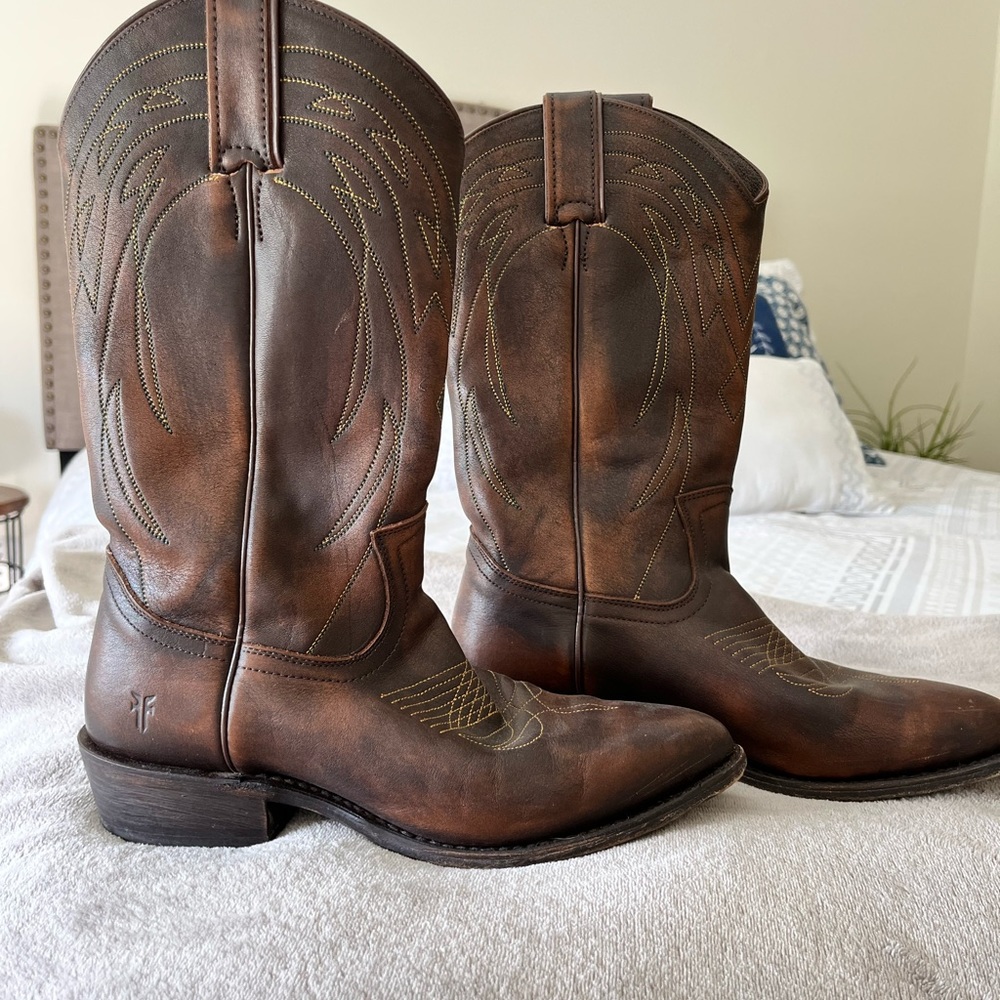 Frye Western women’s boot size 8. Only worn once.